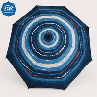 Parapluie de golf au design artistique avec un imprimé vif de vagues bleues concentriques, double parapluie résistant au vent pour les promotions de marque.