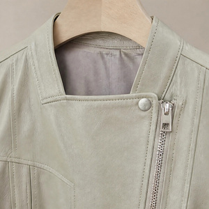 Blouson court en cuir souple vert pâle frais, col montant mini, patte de boutonnage diagonale, boutons-pression métalliques, ourlet à <span class=keywords><strong>volants</strong></span> 3D fendus - Product Image 5