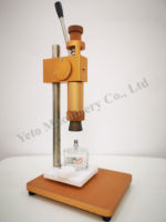 Machine à sertir et à capuchonner les flacons de parfum Yeto, manuelle et facile à utiliser, pour les anneaux de col et les bouchons de flacons de parfum.