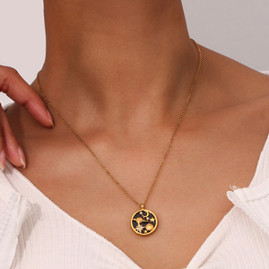 Colgante de acero inoxidable con forma de luna y estrellas para hombre y mujer, collar con colgante redondo de moneda, oro de 18k, negro y blanco - Product Image 5