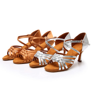 <span class=keywords><strong>Chaussures</strong></span> <span class=keywords><strong>de</strong></span> <span class=keywords><strong>danse</strong></span> latine professionnelles <span class=keywords><strong>pour</strong></span> femmes talon haut semelle souple adulte examen <span class=keywords><strong>de</strong></span> salle <span class=keywords><strong>de</strong></span> bal <span class=keywords><strong>chaussures</strong></span> en Satin avec boucle en <span class=keywords><strong>diamant</strong></span> - Product Image 4