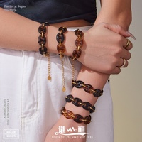 Brazaletes de Acero Inoxidable con Baño de Oro de 18K, Diseño de Nariz de Cerdo, Estilo Lujoso y Versátil, con Resina de Ámbar, Moda Europea y Americana