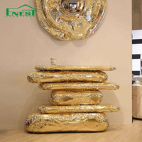 Table console en bois de luxe moderne avec plateau en marbre doré et finition laiton martelé doré pour salon et villa, mobilier complet pour la maison