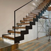 Escalier flottant moderne en acier inoxydable, écologique, durable, pour l'extérieur, avec marches en bois et options personnalisables