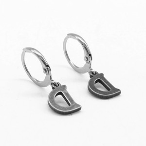 Yunnique Pendientes de aro con letra D de plata tibetana retro, de acero inoxidable, joyería de regalo, accesorio de moda - Product Image 1