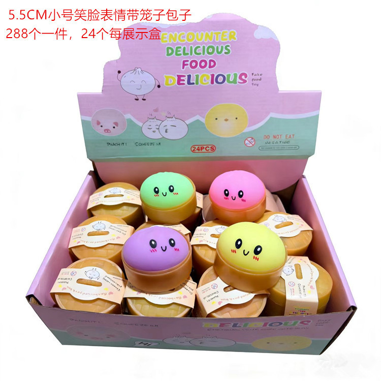Pequeño baozi al vapor con expresión sonriente de color