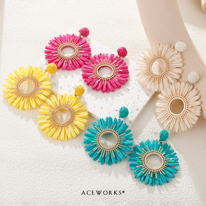 Pendientes Colgantes de Rafia con Diseño de Margarita |   Pendientes de Flores Tejidas en Acero Inoxidable con Baño de Oro PVD de 18K, Resistentes al Agua, Hipoalergénicos y Antideslustre - Product Image 2