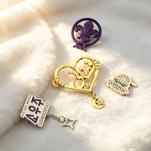 Broche en alliage de zinc, épinglette personnalisée avec logo, accessoires de bijoux en cristal et perles, fabrication OEM ODM pour costume, chemise, écharpe, sac, chapeau, faible MOQ - Product Image 6