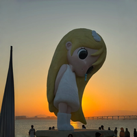 Statue de personnage de dessin animé Pop Art en fibre de verre personnalisée, sculpture géante de fille mignonne pour l'installation dans les stations balnéaires et les parcs à thème