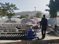 Machine à Parpaings et Blocs de Béton Creux – Équipement de Fabrication de Briques