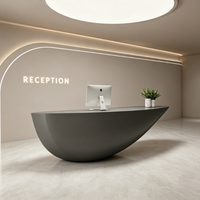 Bureau d'accueil incurvé moderne et minimaliste en fibre de verre avec logo personnalisé, design incurvé pour salon de beauté, boutique, studio