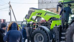 Tractor ZOOMLION Nuevo de 350HP 4WD DV3504 en Oferta, Tractor Agrícola con Repuestos - Product Image 3