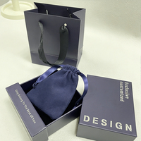 Organisateur de tiroir carré moderne haut de gamme en carton rigide avec glissière pour bagues et boucles d'oreilles, avec pochette en velours à cordon pour ensemble de bijoux