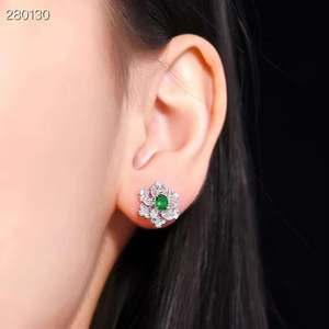 Boucles d'oreilles SGARIT personnalisées en or blanc 18 carats avec émeraudes vertes vives naturelles de 0,61 carat taille ovale pour femmes - Product Image 5