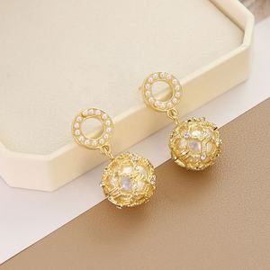 Boucles d'oreilles clous pour femmes, nouvelle collection haut de gamme, argent S925, zircon, imitation perle, plaqué or 18 carats, tendance, luxe léger, mode, vente en gros - Product Image 1