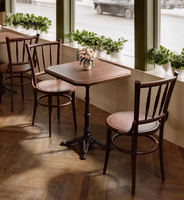 Table de restaurant classique en bois massif avec base décorative en fonte pour bar, bistrot, café