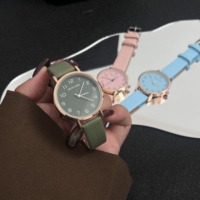 Montre à bracelet coloré pour femmes, tendance et populaire, boîtier en alliage, bracelet en cuir, montre à quartz décontractée pour femmes