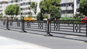 Barrera de Tráfico Metálica de Diseño <span class=keywords><strong>Moderno</strong></span> para Carreteras Municipales, con Luz Reflectante de Grado Ingeniería para Divisor de Carriles de Bicicletas Motorizadas - Product Image 4