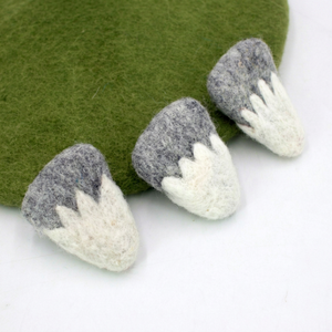 Gorro de lana fieltro hecha a mano con diseño de montaña nevada para guirnaldas DIY y manualidades - Comercio justo y lana - Product Image 5