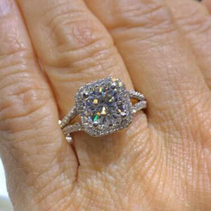 Anello da Donna F1492 in Oro Bianco con Diamante Naturale Taglio Cushion, Anello di Fidanzamento con Diamante Colore D e Design Halo - Product Image 3