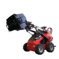 Mini-chargeuse compacte Kubota avec accessoire débroussailleuse, broyeur de bois rotatif robuste pour travaux d'aménagement paysager, forestiers et d'élimination des arbustes.