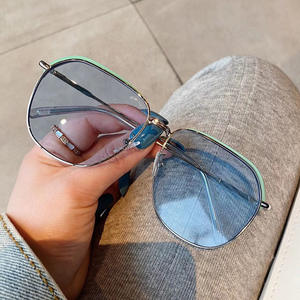 Lunettes de soleil aviateur élégantes pour femmes, monture dorée, verres gris, protection UV400, design irrégulier, type 3, pare-soleil - Product Image 1