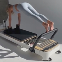 Reformer Pilates en aluminium blanc, série Queen Studio 2.0 A2 Collab, avec cadre de couleur personnalisable, compact et facilement déplaçable