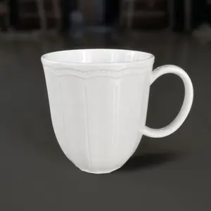 Оптовая продажа, дешевая белая керамическая чашка с тиснением, кофейная кружка, фарфоровая кружка с гравировкой