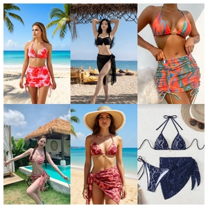 Ensemble bikini 3 pièces tendance pour femme : haut dos nu, bas jupe, imprimé floral, maillot de bain extensible froncé avec design torsadé - Product Image 4