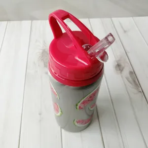 Botol air baja tahan karat kustom ramah lingkungan dengan sedotan untuk kegiatan Gym luar ruangan anak-anak botol air logam minum langsung