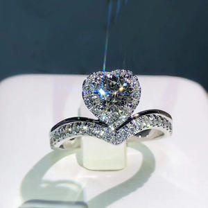 Anello di fidanzamento da donna T0855 in oro bianco con diamante taglio a cuore, pietra principale colore D naturale e diamanti laterali - Product Image 5