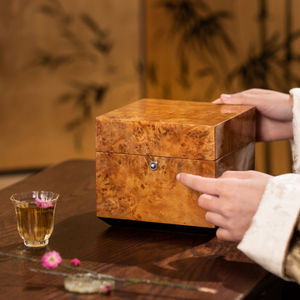 Großhandel Holz-Tabak-Aufbewahrungstruhe |   Anpassbare Hygrometer-integrierte Luftbefeuchterbox für anspruchsvolle Einzelhändler - Product Image 4