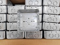 Boîte électrique carrée en acier prégalvanisé de 4-11/16 pouces, boîte de jonction à deux postes avec couvercle à deux postes et accessoires électriques