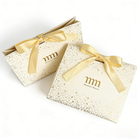 Boîte cadeau triangulaire pliable en carton recyclé avec accents en feuille d'or, écologique, personnalisable pour bijoux de luxe