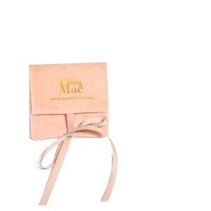 Bolsa de Joyería Personalizada con Logotipo Dorado, Bolsa de Sobre Color Durazno con Inserto para Pendientes y Almohadilla para Collar - Product Image 2