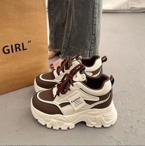 Sneakers Casual da donna bianche con sottopiede morbido con suola spessa con punta tonda per l'autunno - Product Image 3