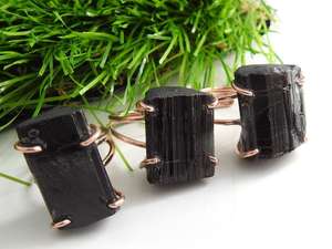 Anillos Ajustables de Cobre Chapado en Oro de 14K con Turmalina Negra Natural y Alambre Enrollado - Diseño Único y Moderno Unisex - Product Image 3