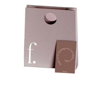 Bolsa Negra Personalizada <span class=keywords><strong>de</strong></span> Lujo Hecha <span class=keywords><strong>a</strong></span> <span class=keywords><strong>Mano</strong></span> con Estampado en Dorado, Relieve, Laminación Mate y Brillante, Recubrimiento UV para Prendas - Product Image 6