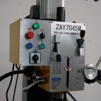 Petite fraiseuse verticale universelle manuelle ZAY7045M avec tête d'engrenage