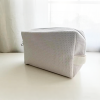 OEM Sac brodé gaufré Sacs à cosmétiques en coton avec logo personnalisé Grande trousse de maquillage pour cadeaux de mariage Femmes Hommes Voyage Plage