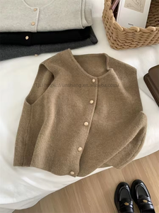 Gilet en tricot pour femme, style vintage, col rond, boutons dorés, tendance - Product Image 3