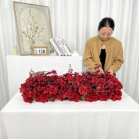 Chemin de table artificiel directement de l'usine pour la décoration de mariages, idéal pour les entreprises de location et les fabricants en gros