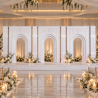 Arche de mariage blanche avec panneaux géométriques et colonnes pour la cérémonie, la scène, la réception, le banquet d'hôtel, l'événement