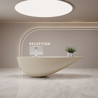 Bureau d'accueil incurvé moderne et minimaliste en fibre de verre avec logo personnalisé, design incurvé pour salon de beauté, boutique, studio