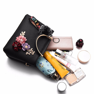 Bolsos de Mujer a la Moda, Estilo Nuevo, Bolso Bandolera de Piel Sintética, Bolso de Mano con Bordado Diagonal y Bola de Pelo de Regalo - Product Image 5