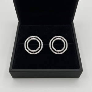 Boucles d'oreilles raffinées à double ligne de diamants ronds, 2,25 carats, or blanc 14 carats, design minimaliste, fabriquées par un fabricant indien - Product Image 1