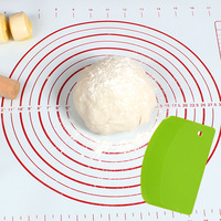 Grattoir à pâte en plastique semi-rond de 13,5 cm (5,31 po) en gros, 5 couleurs, outils de cuisson en vrac pour la cuisine