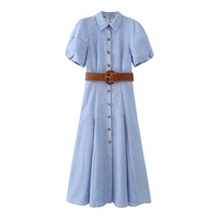 Robe midi décontractée et élégante pour femme, nouvelle collection 2026, avec col à revers, ceinture décorative, style rétro chic et manches bouffantes.