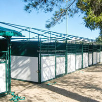 Abri portable pour chevaux avec toit, écurie avec clôture et porte avant