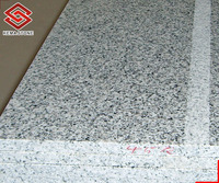 Carreaux de granit gris flammé coupés à la taille personnalisée en gros pierre naturelle chinoise pour le sol et les escaliers antidérapants de plaza extérieure